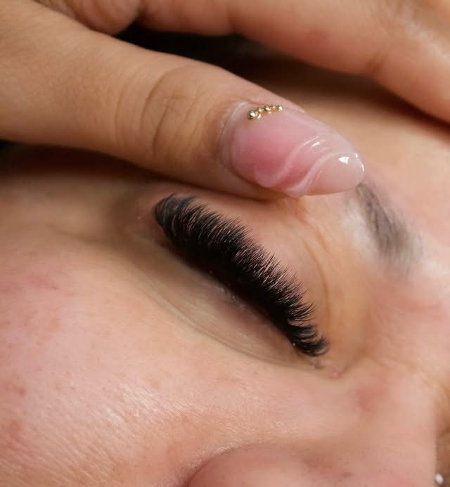 Full, fluffy volume lashes